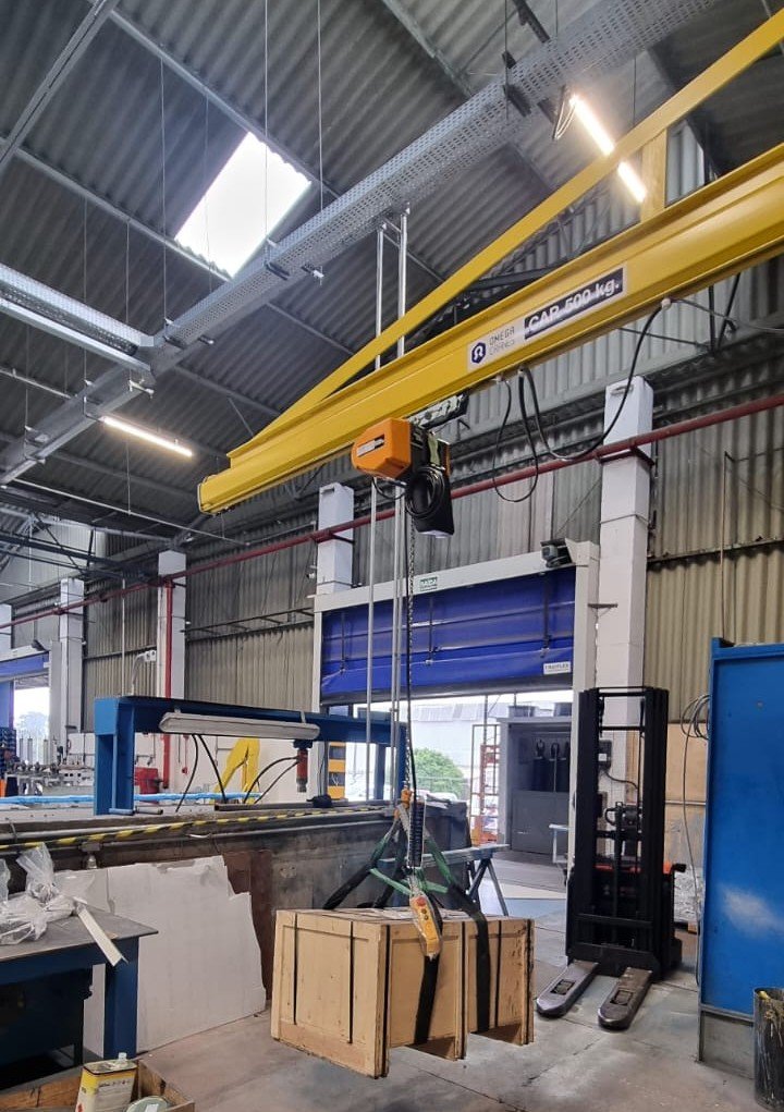 Braço giratório de parede otimizando espaço na produção industrial - Omega Cranes 