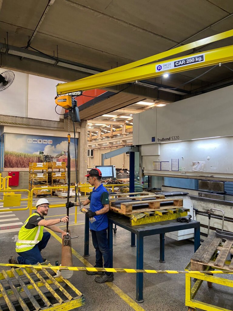 Operador utilizando braço giratório com ergonomia e segurança Omega Cranes